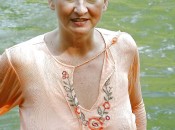 Geile Frau im nassem T-Shirt mit steife Nippel