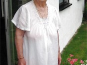Sehr alte Oma im Nachthemd