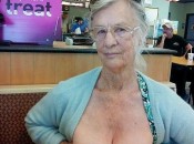 Oma zeigt Igre alte Titten in Restaurant