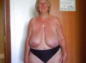 Sexy Oma mit grossen Hängetitten