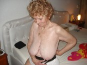 Alte Dame mit Schlauchtitten