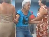 Die Alte Deutsche Frau tanzt noch richtig heis