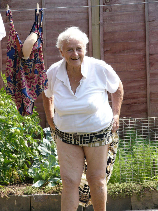 Eine schöne alte Oma mit haarige fotze Eine Geile Oma mit grossen titten und schöne haarige fotze