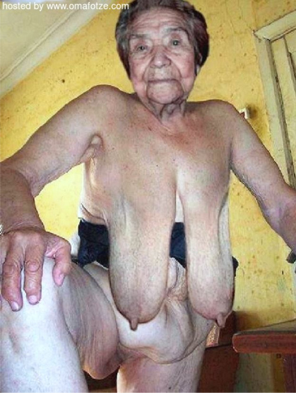 Extrem alte Oma mit riesig langen Schlauchtitten Extrem alte Oma mit riesig langen Schlauchtitten
