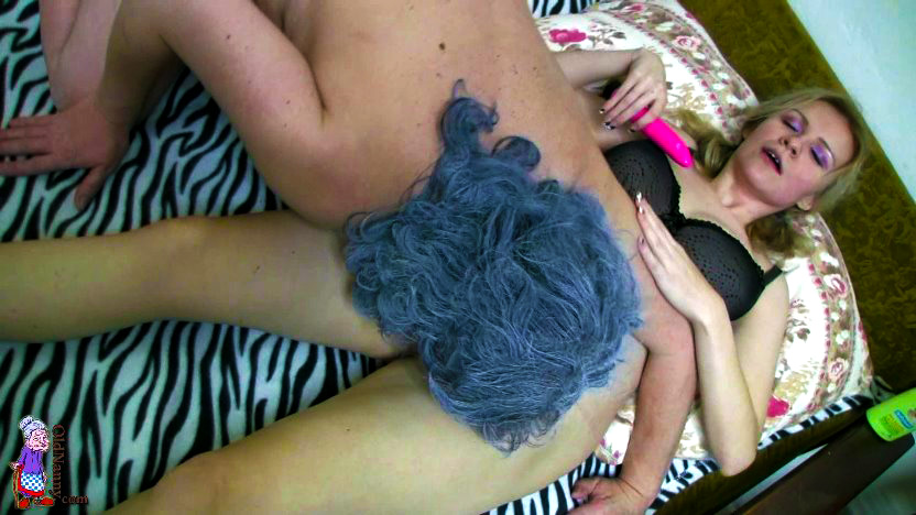 Oma leckte feuchte milf Möse 007 7